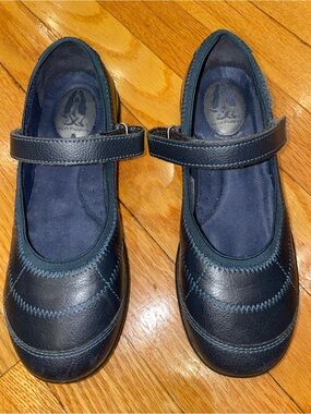 Hush Puppies Reese Navy Mary Jane School Shoes w/ Adjustable Velcro Strap EUC
